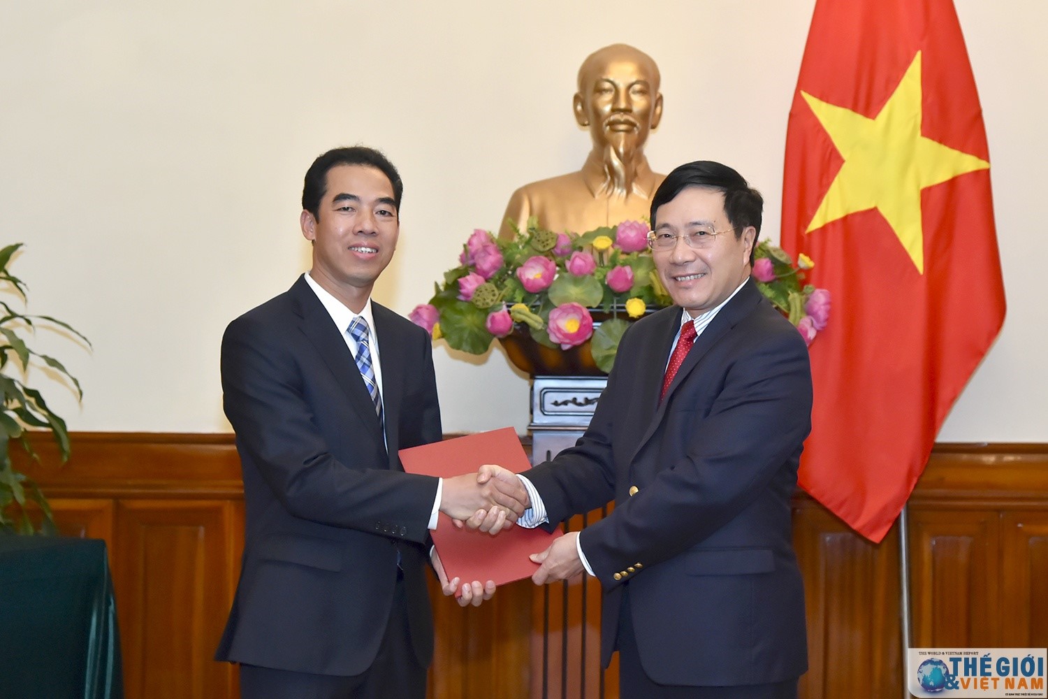 trao quyet dinh bo nhiem tro ly bo truong ngoai giao